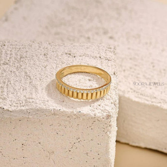 Elegant Ribbed Diamond Band